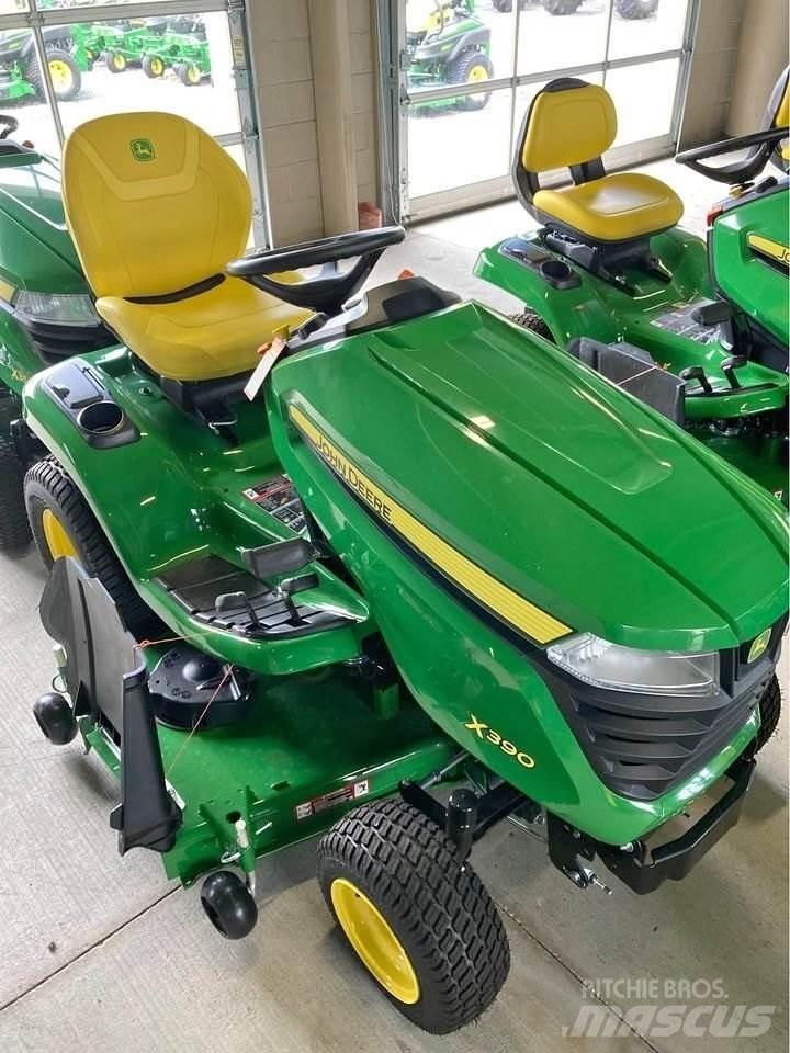 John Deere X390 小型拖拉机