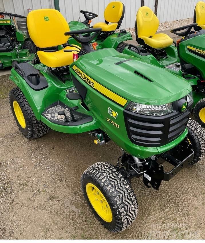 John Deere X758 小型拖拉机