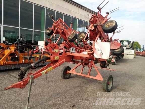 Kuhn GF 7702 犁耙和摊草机