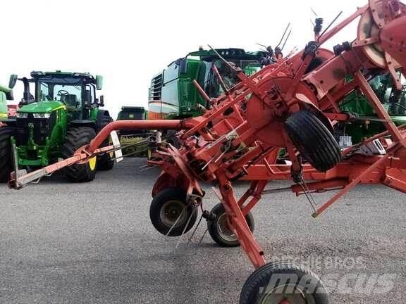 Kuhn GF 7702 犁耙和摊草机