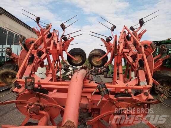 Kuhn GF 7702 犁耙和摊草机