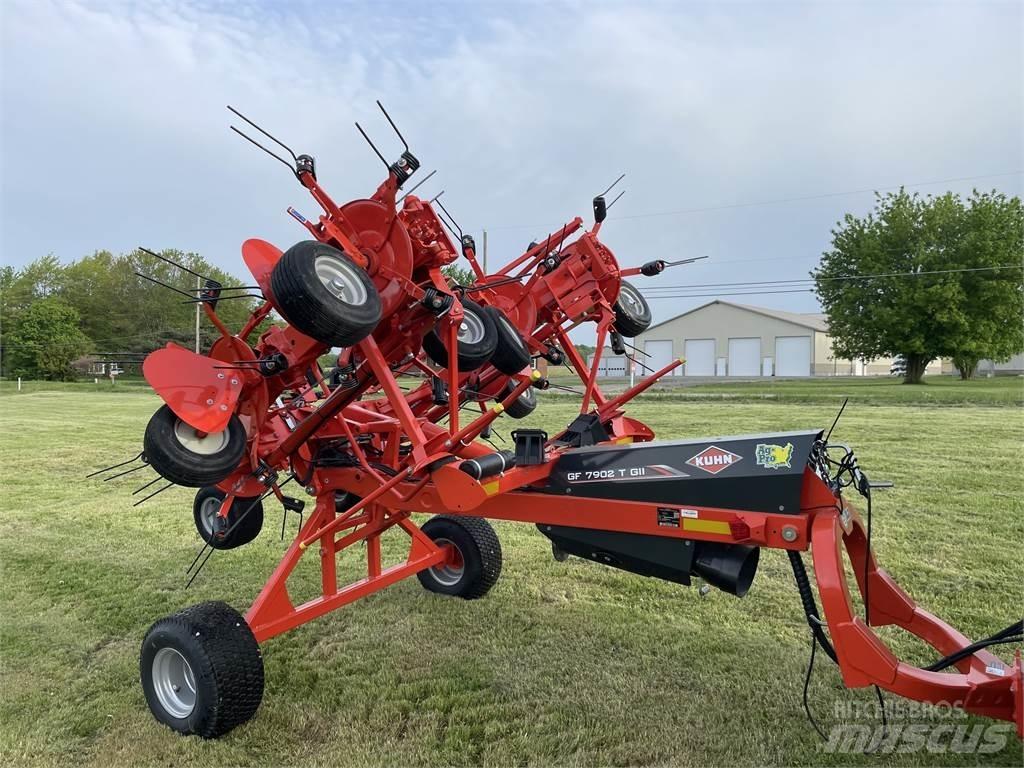 Kuhn GF7902 犁耙和摊草机