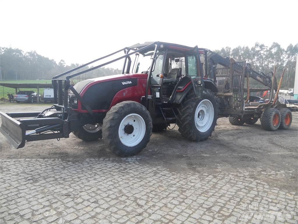 Valtra T121 起重机和装载机