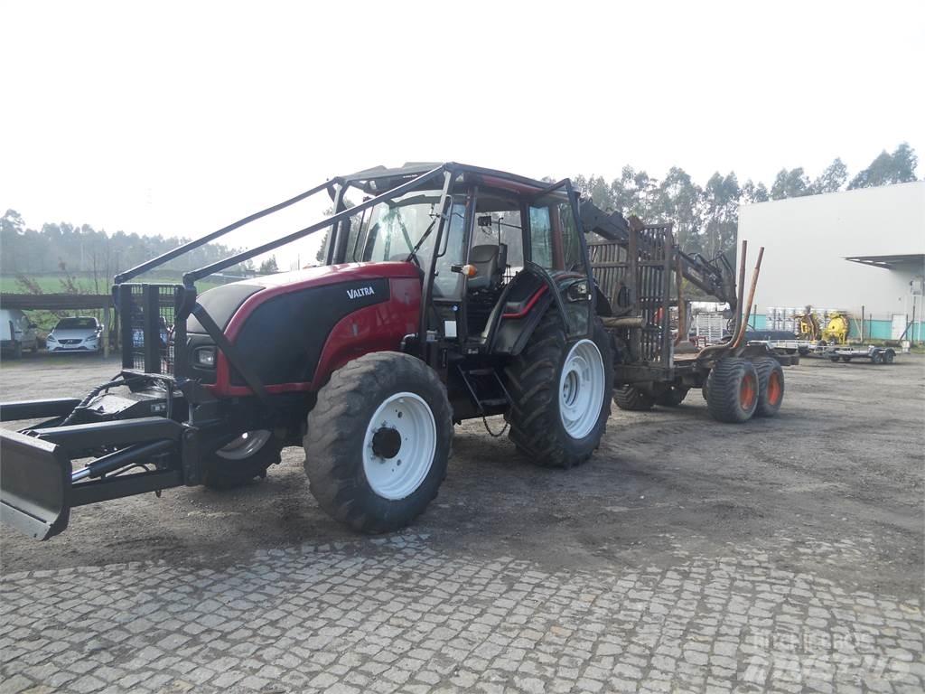 Valtra T121 起重机和装载机