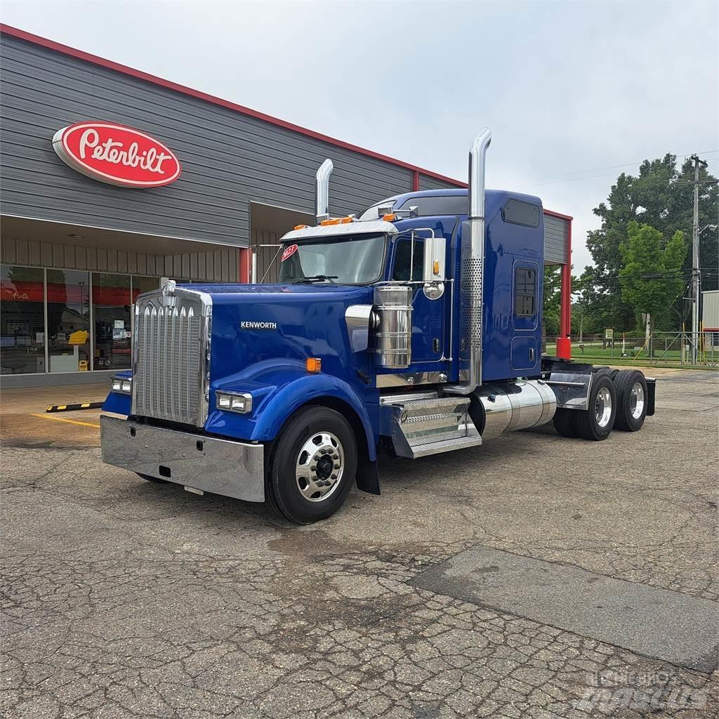 Kenworth W900 牵引车
