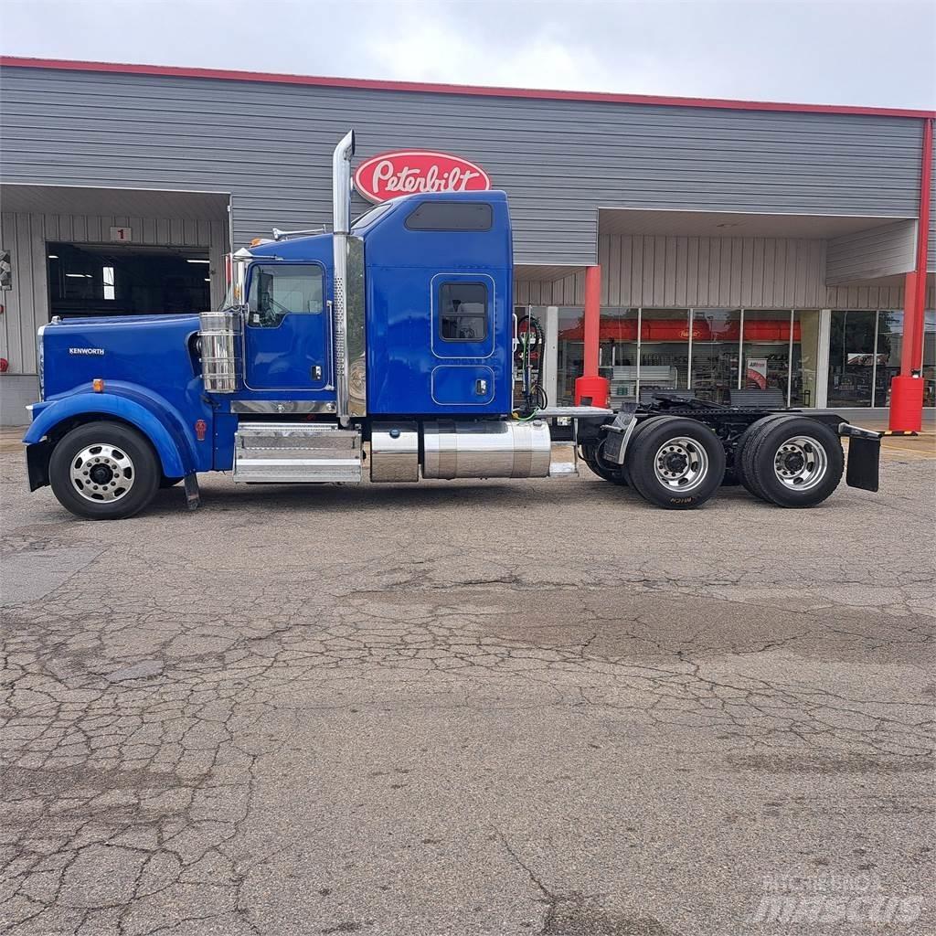 Kenworth W900 牵引车
