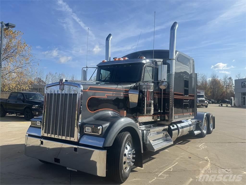Kenworth W900 牵引车