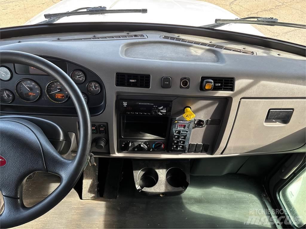 Peterbilt 337 厢式货车
