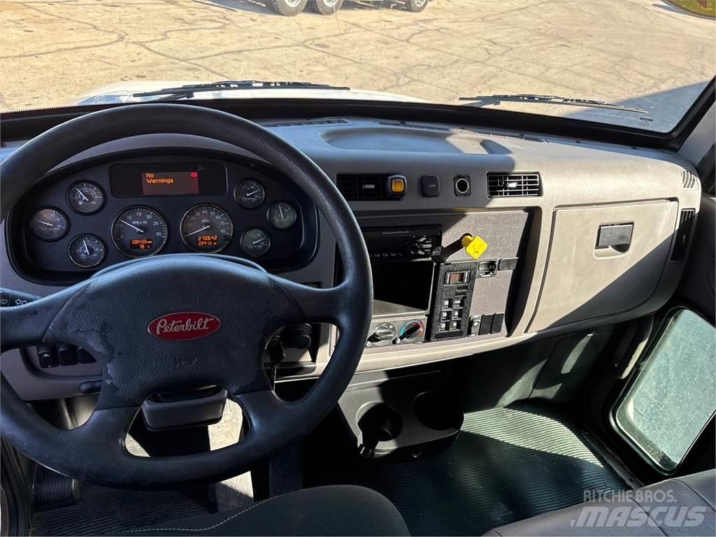 Peterbilt 337 厢式货车