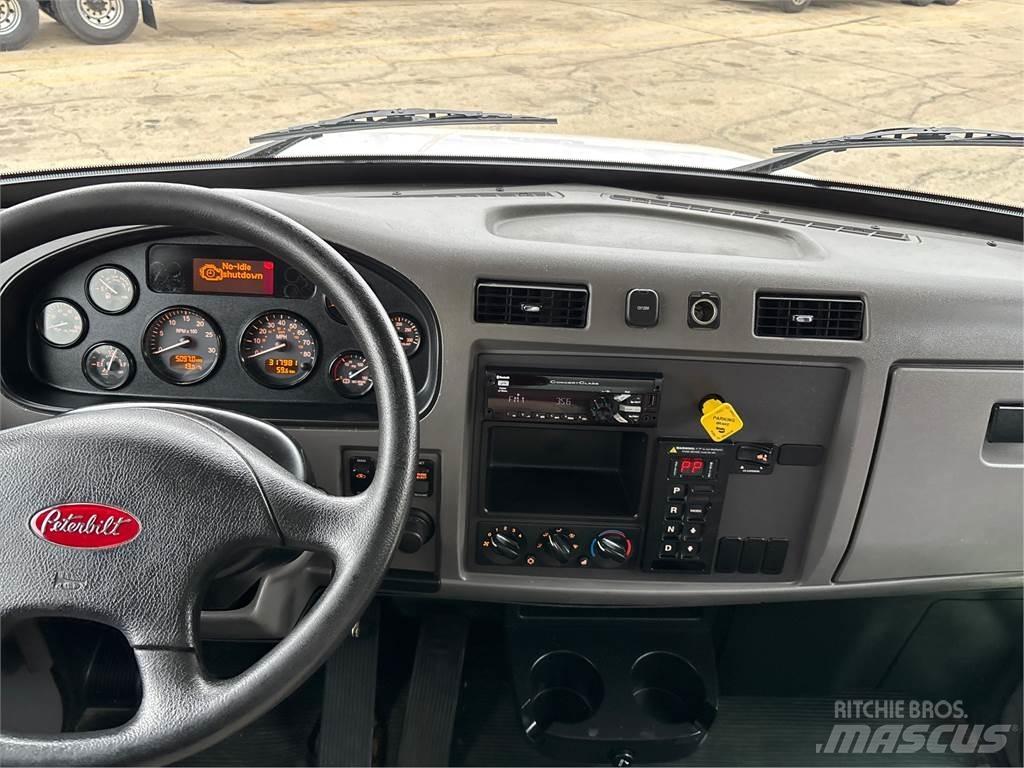 Peterbilt 337 厢式货车