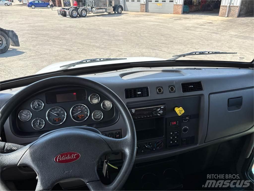 Peterbilt 337 厢式货车