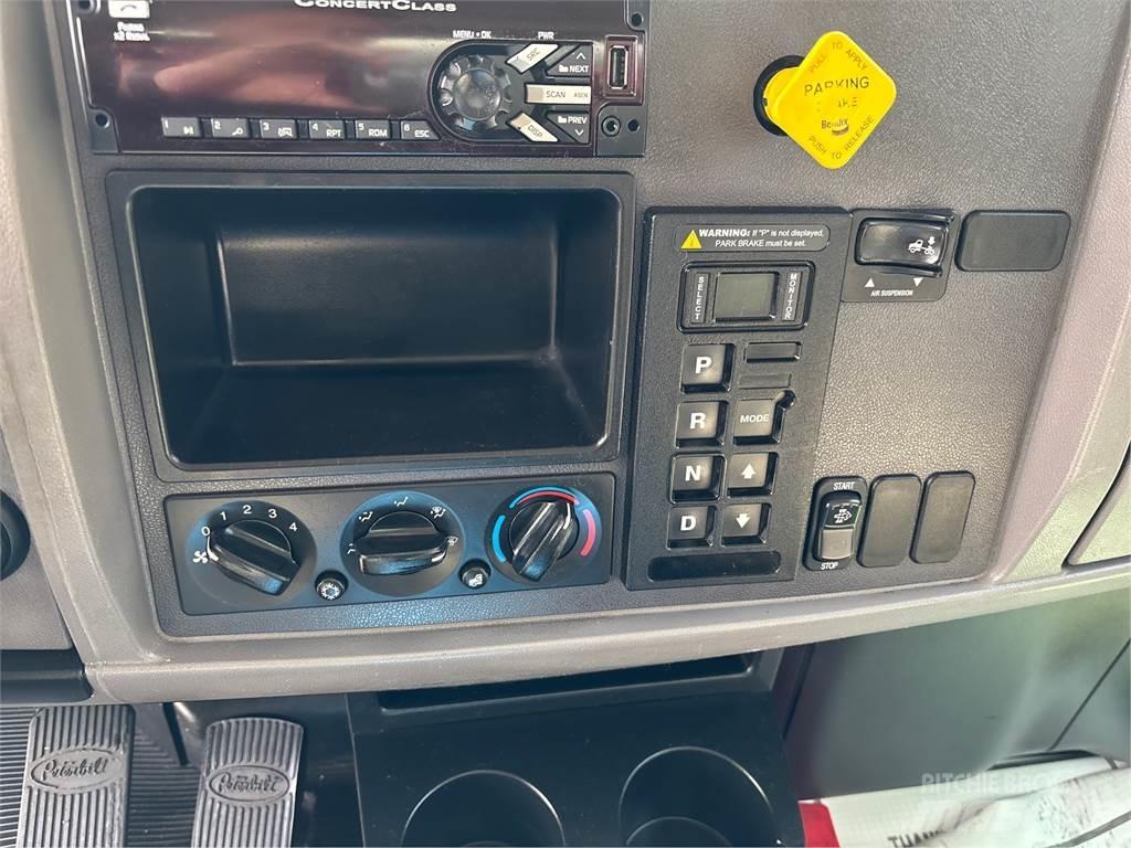 Peterbilt 337 厢式货车