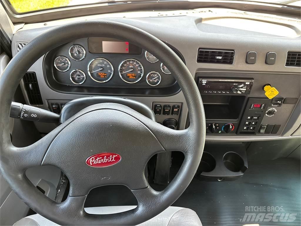 Peterbilt 337 厢式货车