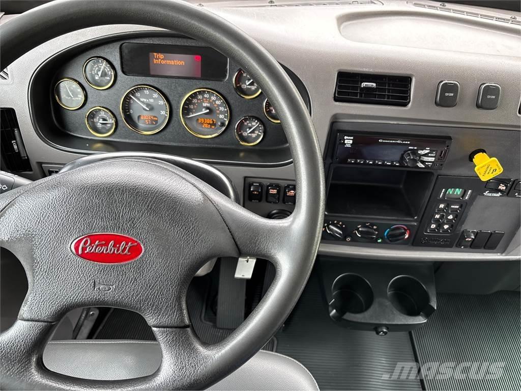 Peterbilt 348 厢式货车