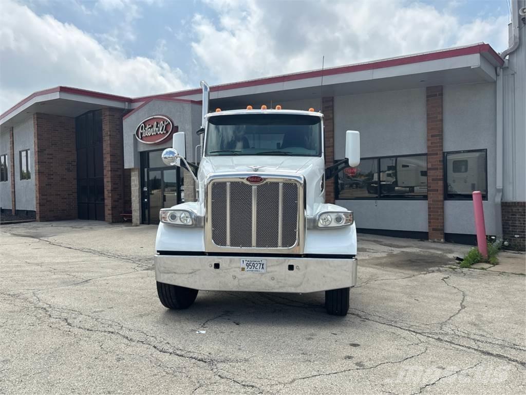 Peterbilt 567 牵引车