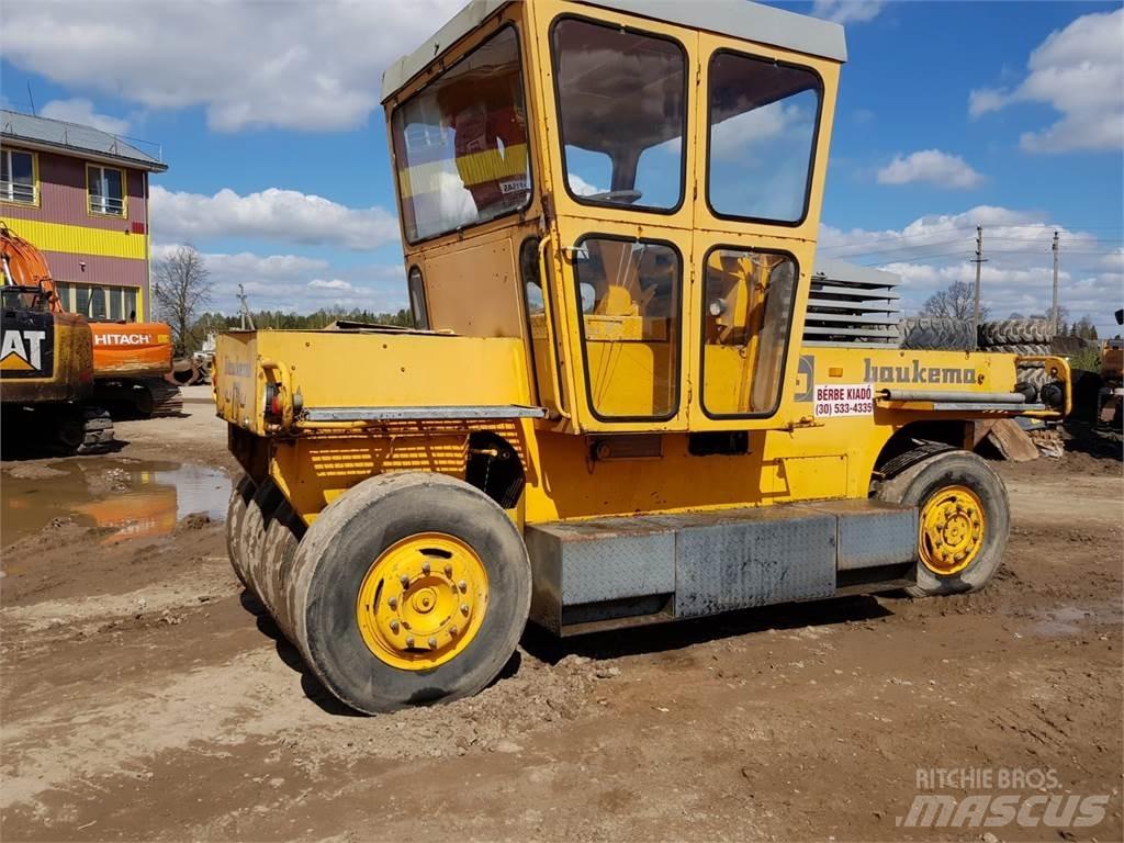 Bomag SGW-17 胶轮压路机