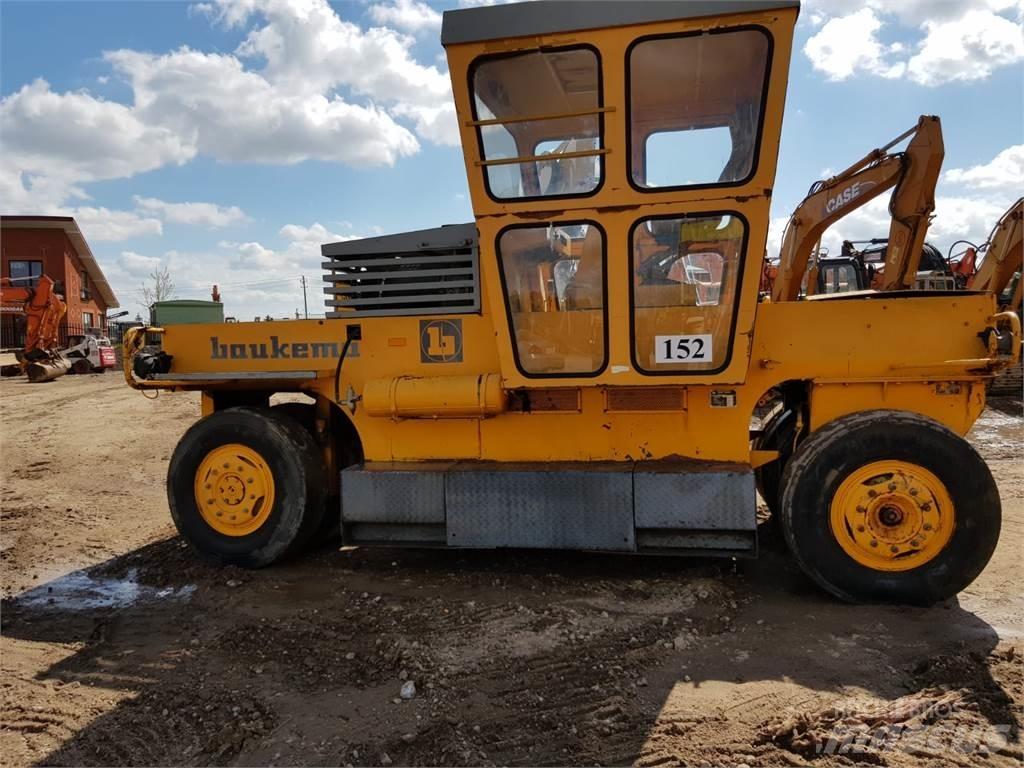 Bomag SGW-17 胶轮压路机