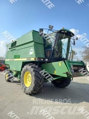 John Deere 2256 2WD 联合收割机
