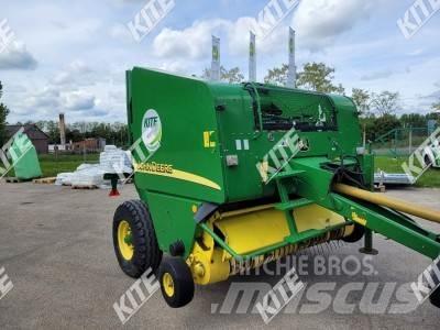 John Deere 568 圆捆打捆机