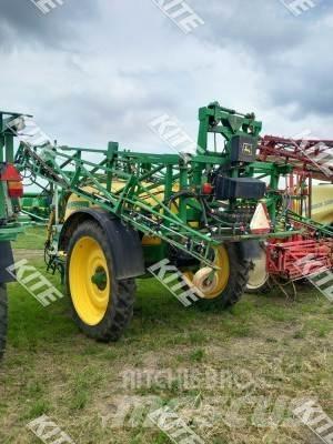John Deere 732 牵引式喷雾机