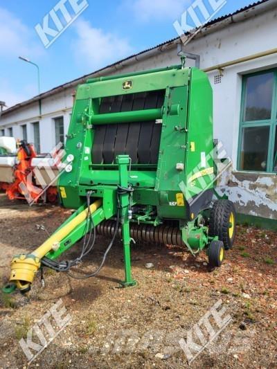John Deere 852 圆捆打捆机