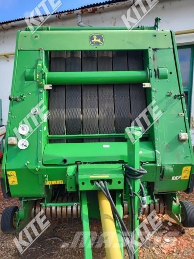 John Deere 852 圆捆打捆机