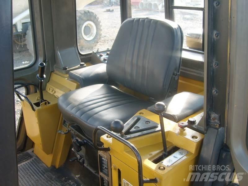 CAT 943 履带式装载机