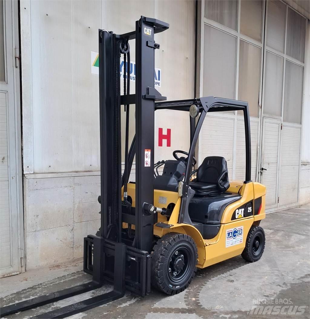 CAT DP25N 柴油叉车