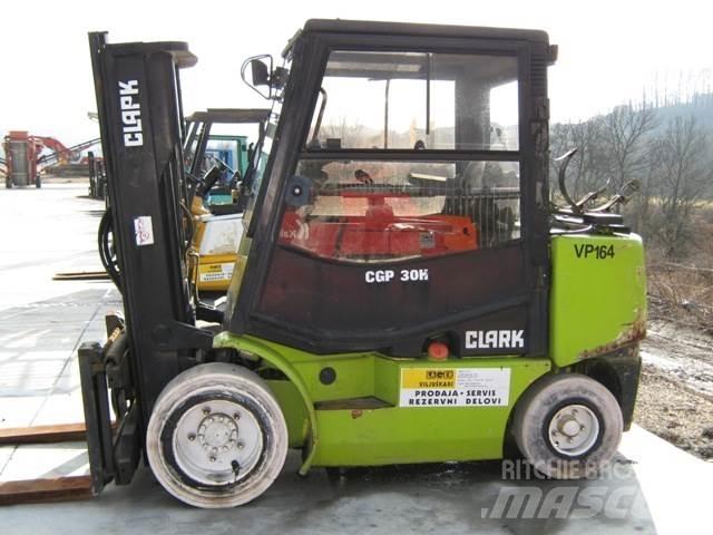 Clark CGP30 天然气叉车