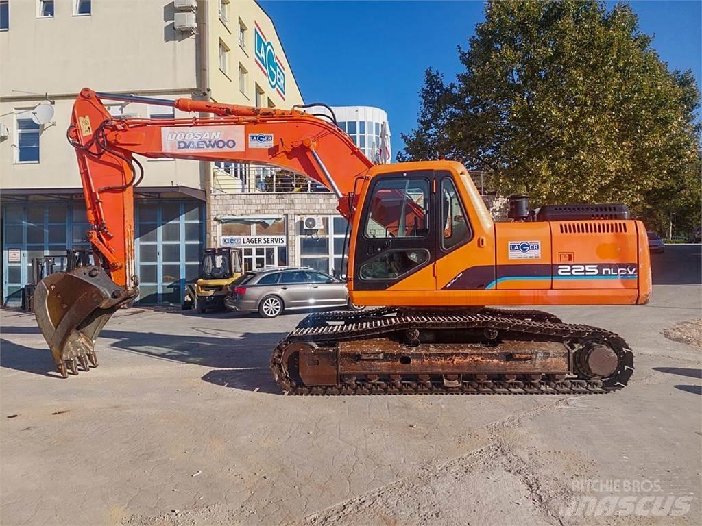 Doosan SOLAR 225NLC-V 履带挖掘机