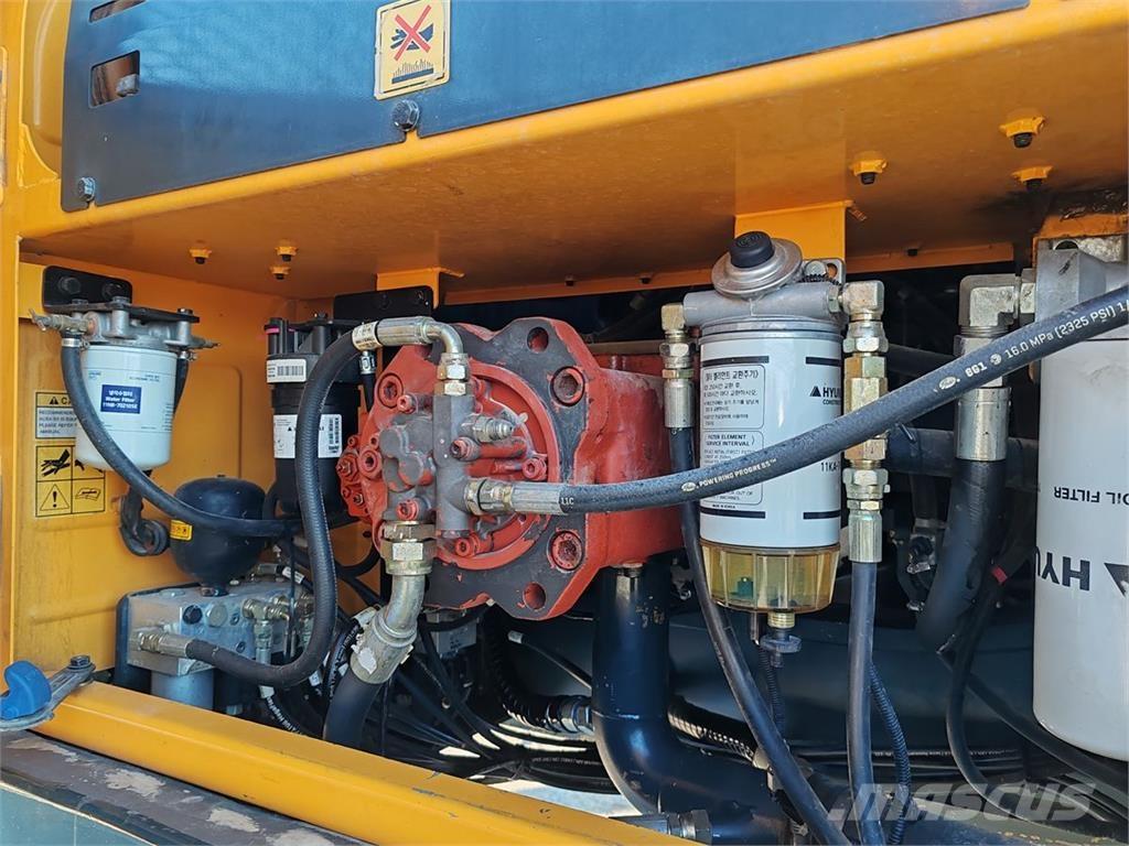 Hyundai HX330L 履带挖掘机