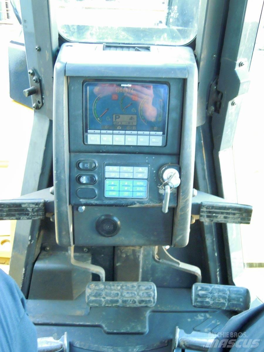 Komatsu D155AX-6 履带式推土机