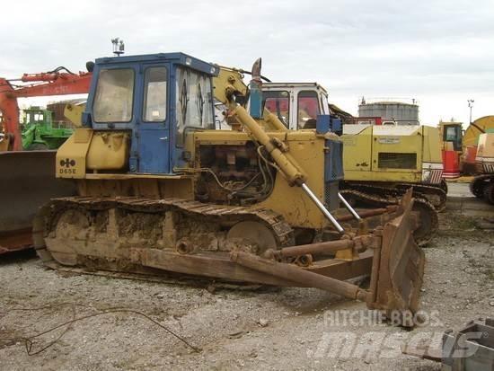 Komatsu D65E-8 履带式推土机