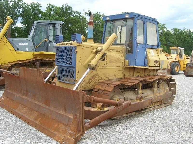 Komatsu D65E-8 履带式推土机