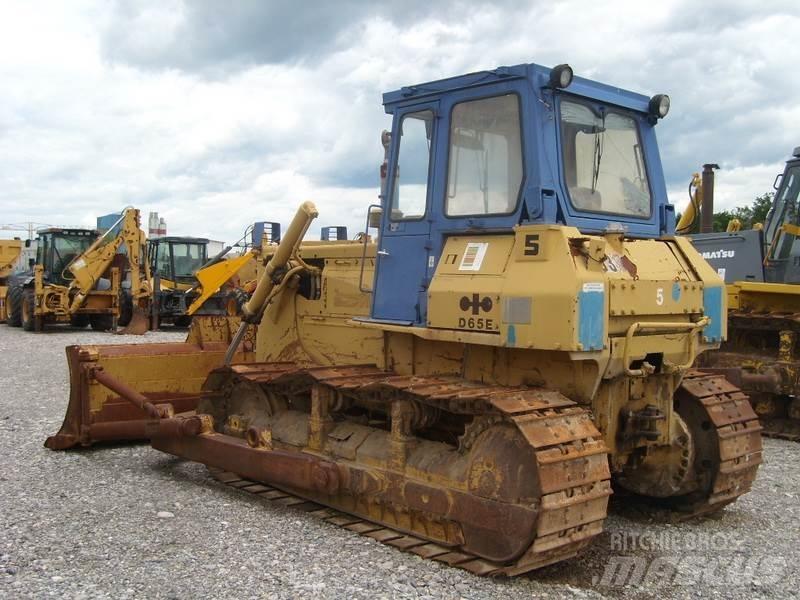 Komatsu D65E-8 履带式推土机