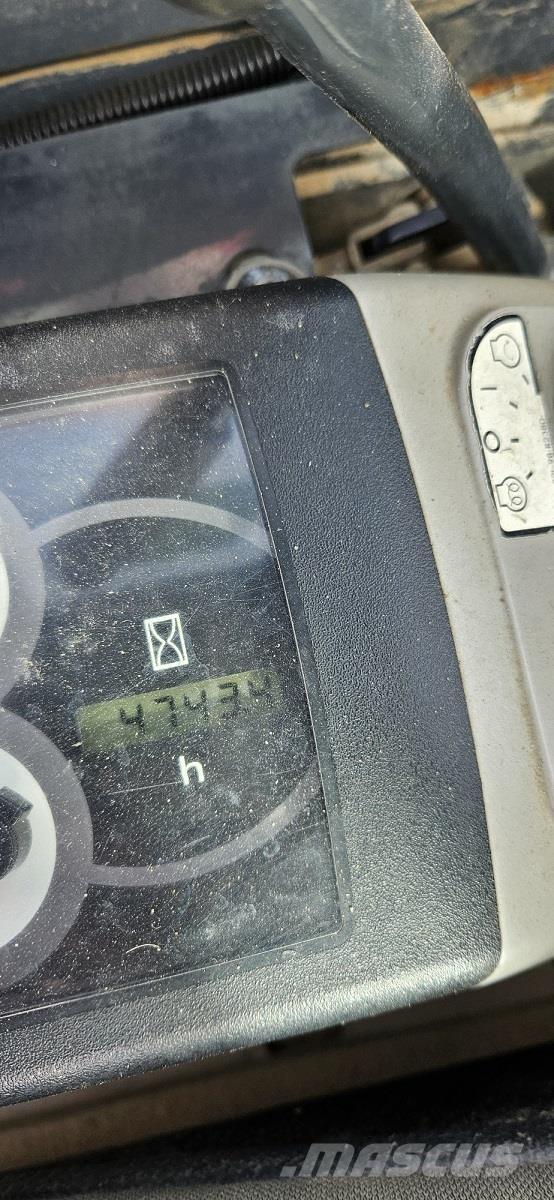 Komatsu PC26MR-3 小型挖掘机