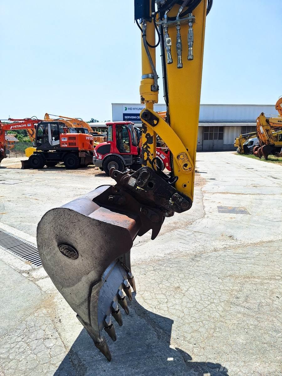 Komatsu PW118MR-8 轮式挖掘机