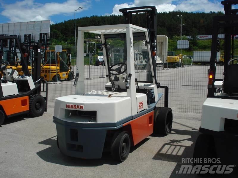 Nissan PH02M25 其他叉车