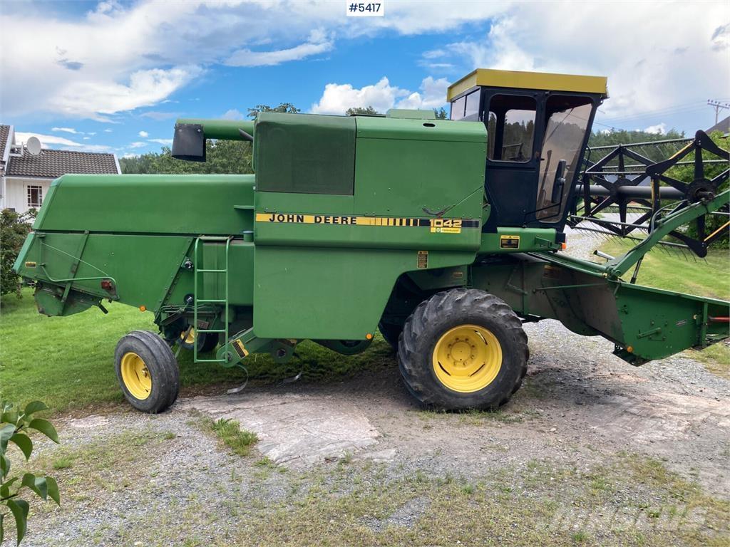 John Deere 1042 联合收割机
