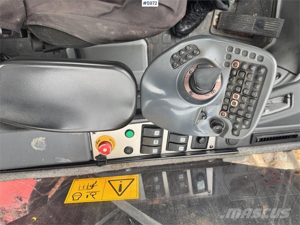 Komatsu 911-6 收割机