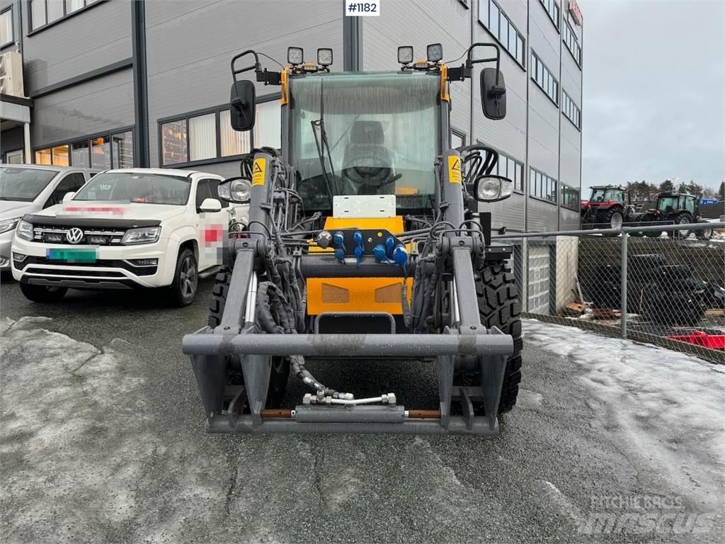 LM Trac 587 多功能装载机