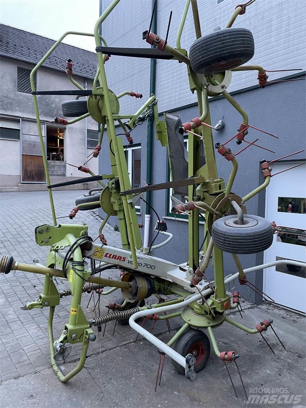 CLAAS VOLTO 700 犁耙和摊草机