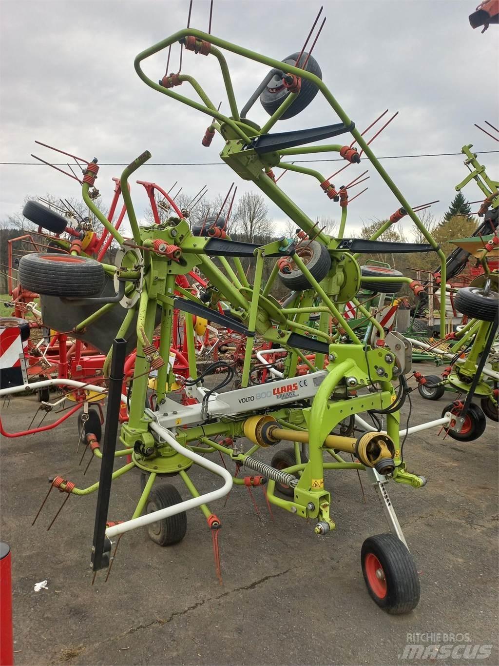 CLAAS Volto 800 犁耙和摊草机
