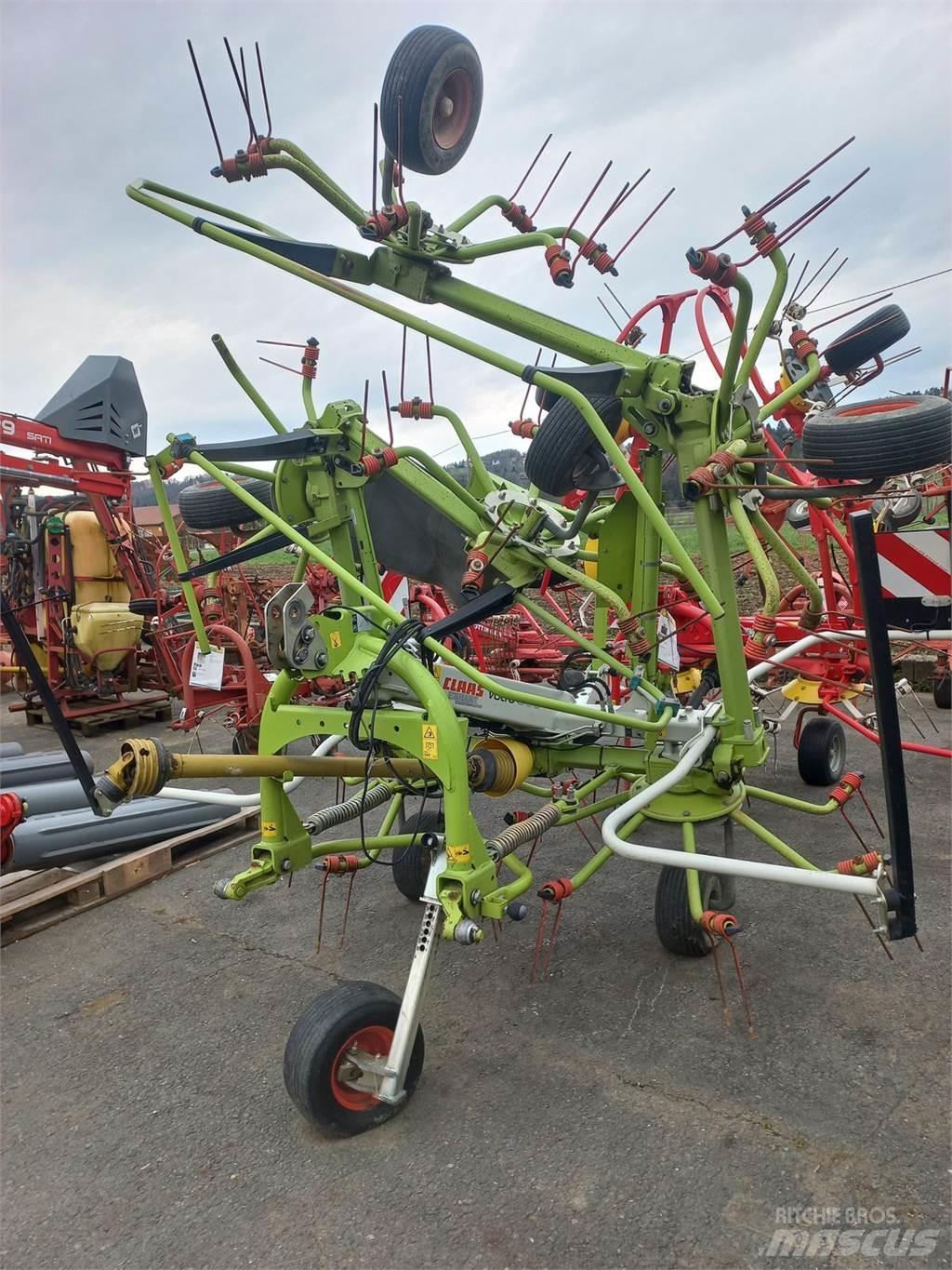 CLAAS Volto 800 犁耙和摊草机