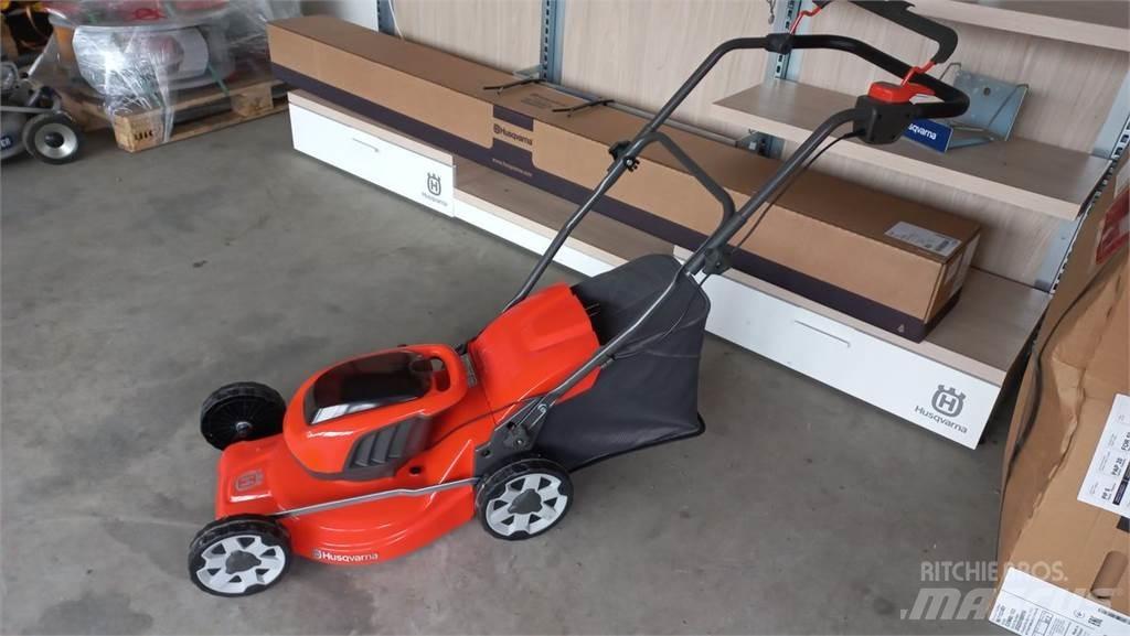 Husqvarna LC 137i 骑乘式割草机
