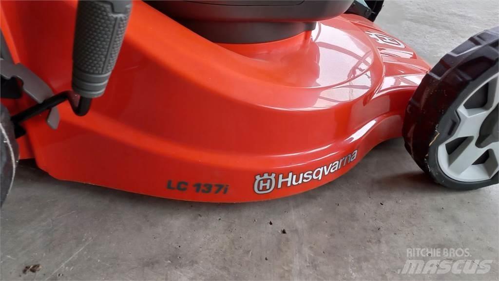 Husqvarna LC 137i 骑乘式割草机