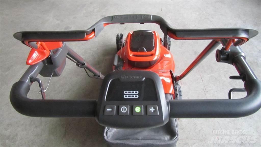 Husqvarna LC 347iVX 骑乘式割草机