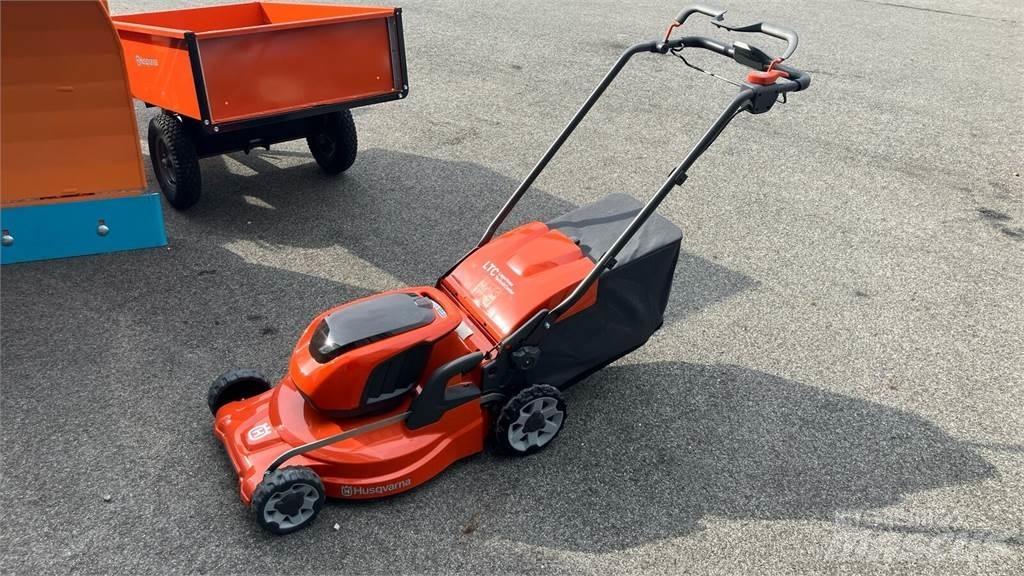 Husqvarna LC 347iVX 骑乘式割草机