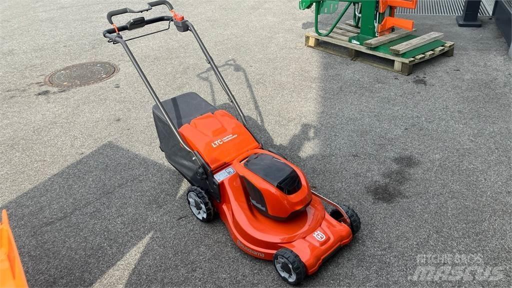 Husqvarna LC 347iVX 骑乘式割草机