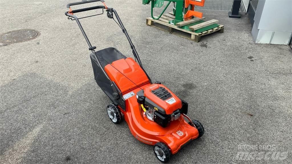 Husqvarna LC 347V 骑乘式割草机